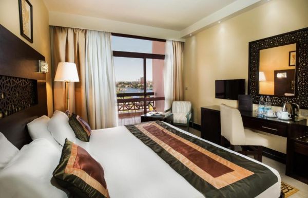 بيراميزا إيزيس أيلاند ريزورت آند سبا