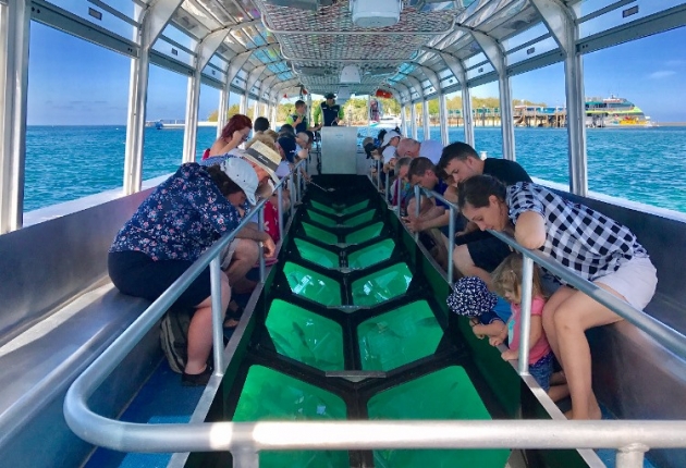 جولة مائيه Banana Boat + Parasailing